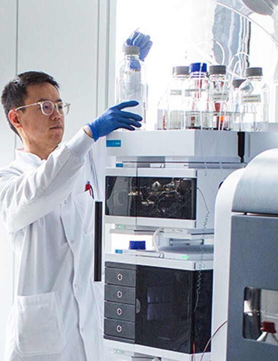 Mass Spec stock pic w lab tech Mass Spec stock pic w lab tech